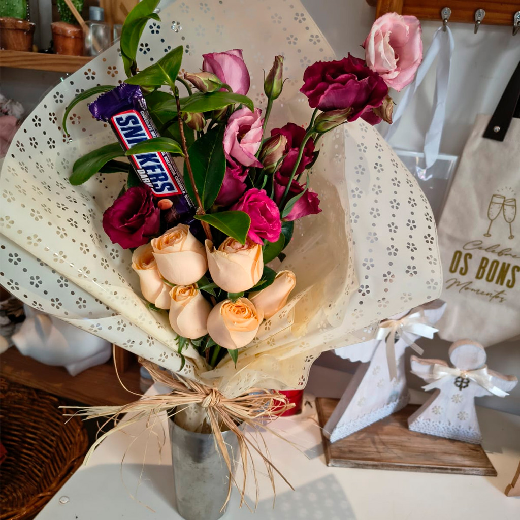 Buquê com flores e chocolate Snickers