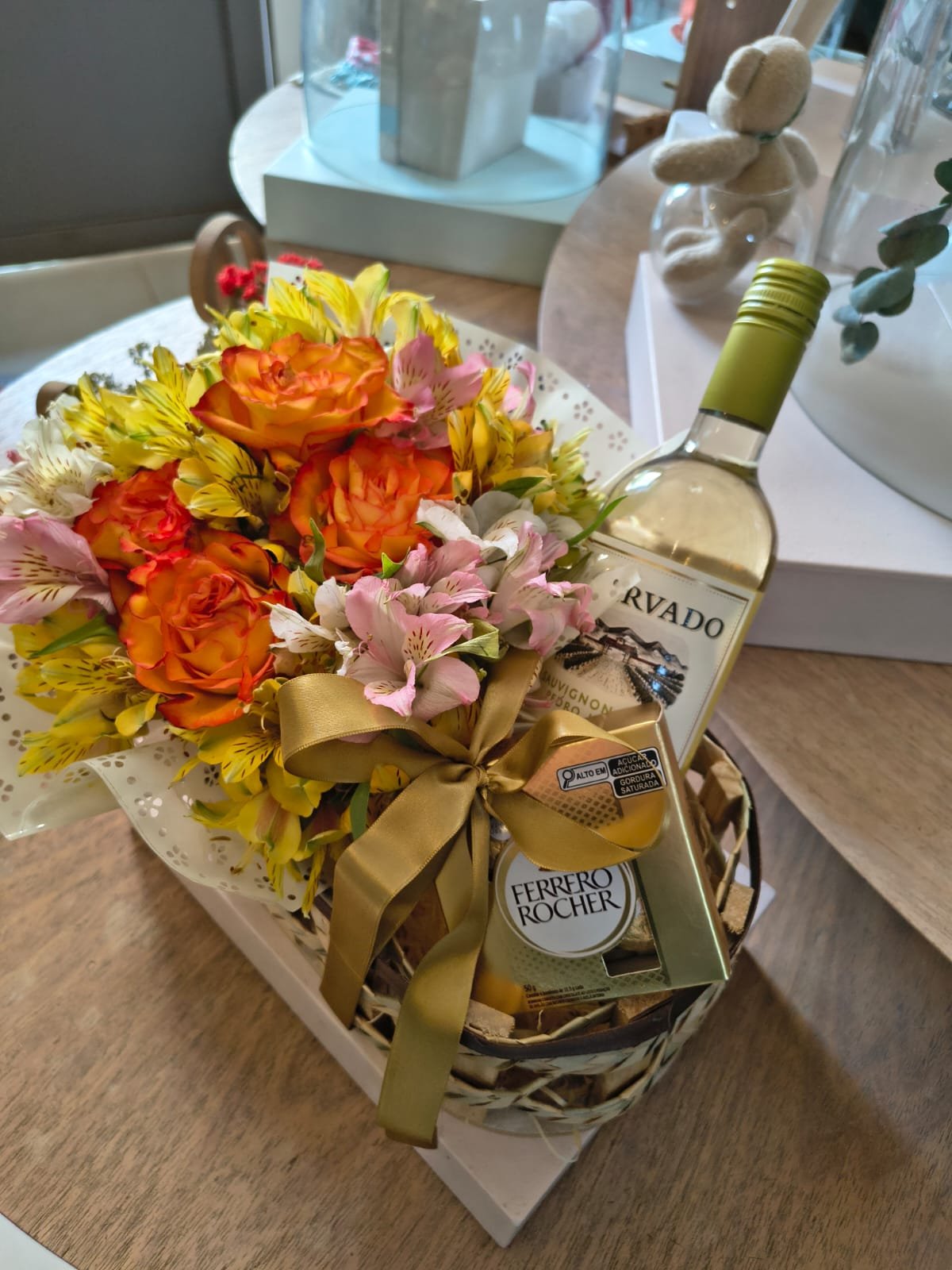 Box Presente Especial com Flores, Vinho e Ferrero Rocher